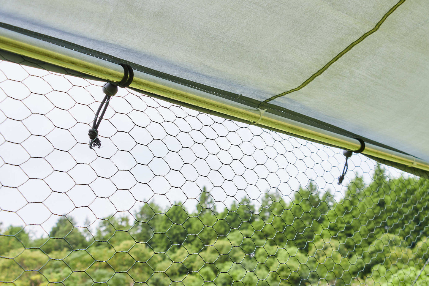 Large metal chicken coop hexagonal, steel wire dipped plastic mesh, oxford cloth silver plated waterproof and UV resistant, ducks, rabbits, sheep and birds outdoor house.(9.2*8.1ft)