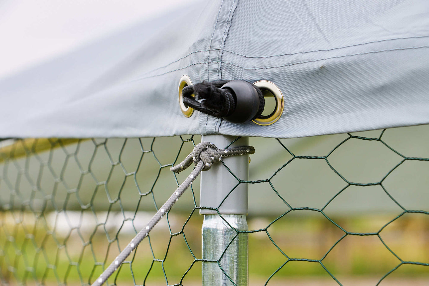 Large metal chicken coop hexagonal, steel wire dipped plastic mesh, oxford cloth silver plated waterproof and UV resistant, ducks, rabbits, sheep and birds outdoor house.(9.2*8.1ft)